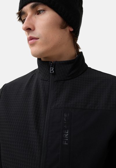 Schwarze Zip-Jacke mit strukturiertem Muster, hohem Kragen und kontrastierendem Stoff, mit einem geprägten Logo auf der Brusttasche.