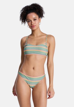 Gestreept bikiniset met een bandeautop met dunne bandjes en een laag uitgesneden broekje, gemaakt van een zachte, gestructureerde stof in groen, roze en geel.