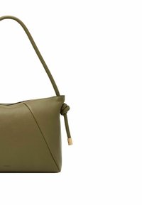 Borsa a tracolla in pelle verde oliva con un design pieghevole unico, una tracolla annodata e dettagli in metallo dorato. Texture liscia e stile minimalista.