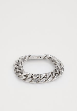 Bracciale in argento massiccio con collegamenti lucidi e arrotondati e una chiusura rettangolare su uno sfondo bianco.