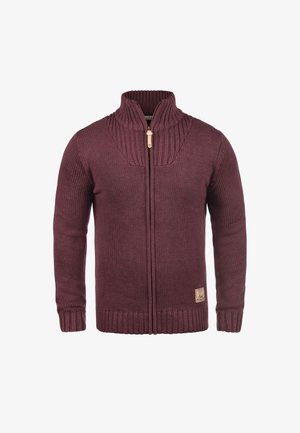 Vinrød strikket cardigan med høj krave, fuld lynlås, ribstrikkede manchetter og kant, med en læderlogo-patch på den nederste side.