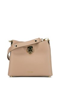 Borsa a mano in pelle beige con una forma strutturata, hardware dorato, tracolla regolabile e finitura testurizzata. Presenta una chiusura a scatto e un dettaglio del logo.