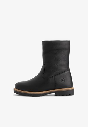 Schwarzer Lederstiefel in Knöchelhöhe mit strukturiertem Obermaterial, hellbraun genähter Sohle, robustem Profil und geprägtem Logo an der Ferse.