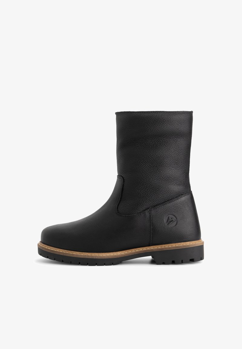 Bottine en cuir noire mi-mollet avec tige texturée, semelle cousue tan, semelle robuste et logo embossé sur le côté du talon.