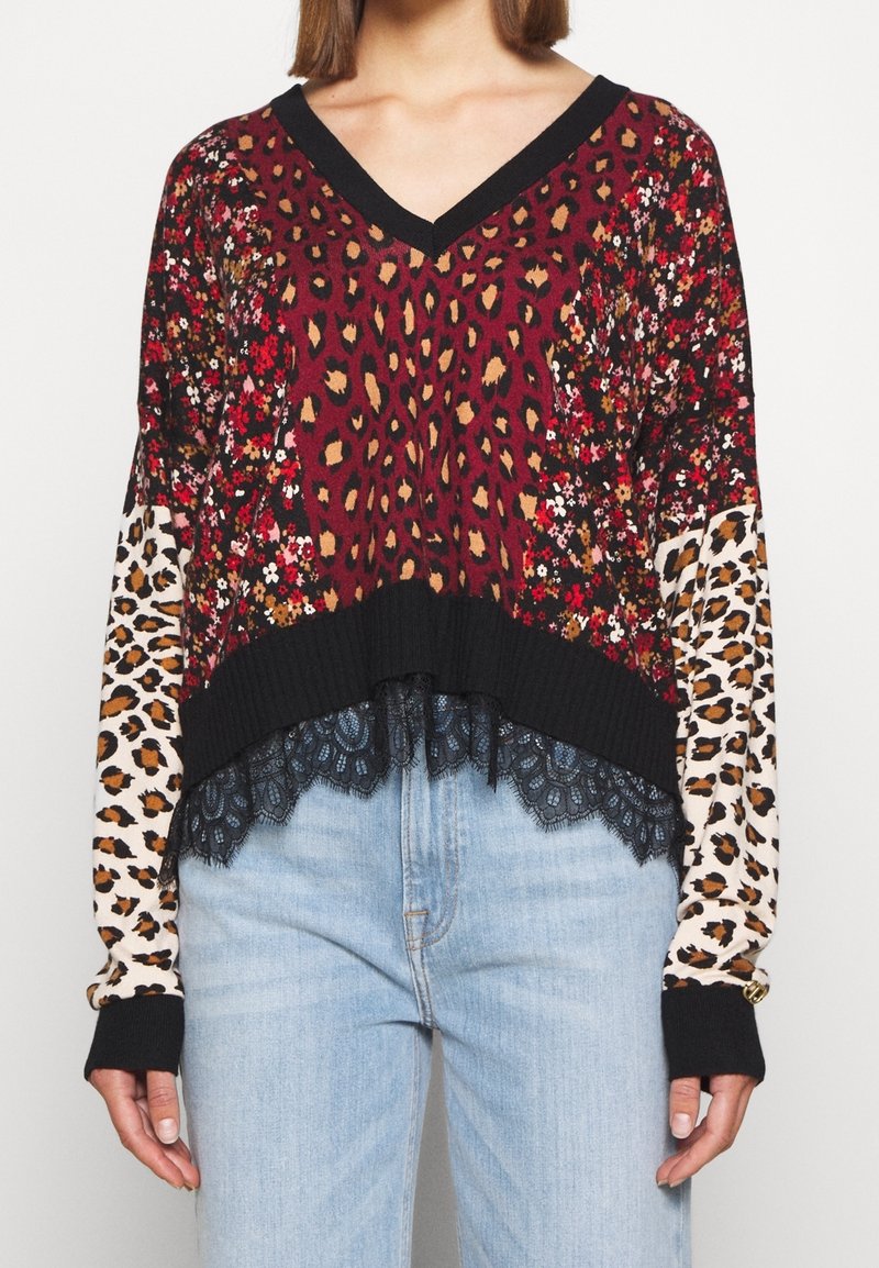 Maglione multicolore a V con stampa floreale e leopardata, orlo a costine nero e dettaglio in pizzo sulla parte inferiore. Vestibilità morbida, maniche lunghe.