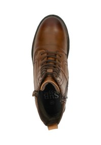 Bruine leren enkelboot met donkerbruine veters, een zijrits en een trekknop bij de hiel, gezien van bovenaf.
