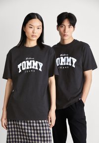 Tommy Jeans VARSITY TEE UNISEX - Camiseta estampada - black