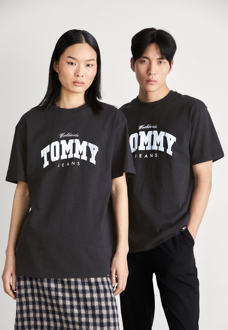 Tommy Jeans VARSITY TEE UNISEX - Camiseta estampada - black