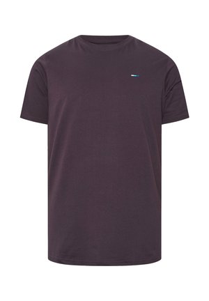Schlichtes dunkelviolettes T-Shirt mit kurzen Ärmeln und Rundhalsausschnitt, mit kleinem rechteckigem blau-weißem Logo auf der oberen linken Brust.