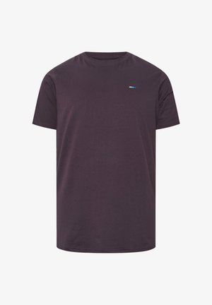 Enkelt mørkelilla t-shirt med kort ærme og rund halsudskæring med lille rektangulært blåt og hvidt logo på øverste venstre bryst.