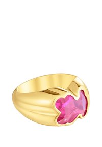 Złoty pierścionek z różowym kamieniem szlachetnym w kształcie serca. Gładka, polerowana powierzchnia z zaokrąglonym obręczą i delikatnymi zdobieniami.