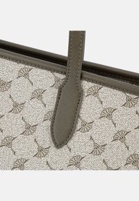 Borsa a spalla in tessuto beige con un sottile motivo testurizzato e dettagli in pelle verde oliva scuro, dotata di due manici.