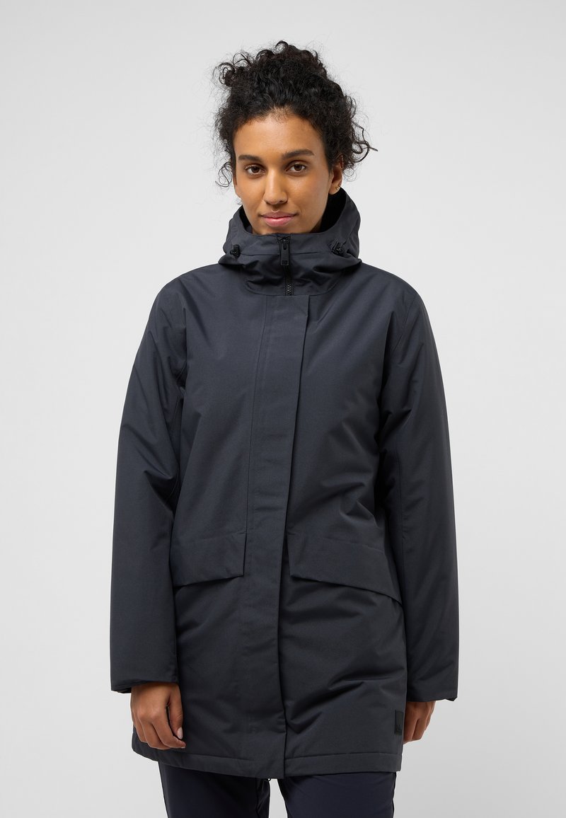 Waterdichte zwarte parka-jas met een hoge kraag, ritssluiting aan de voorkant, twee voorkruiken en verstelbare trekkoorden op de capuchon.