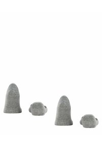 Calzini di cotone grigi di varie altezze, caratterizzati da una texture liscia e un design affusolato. Ogni calzino è in posizione verticale, mostrando sottili variazioni.