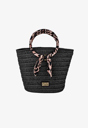 Bolso tote tejido negro con un asa circular, que presenta un pañuelo con estampado de leopardo rosa atado al cuello y un pequeño logo metálico en la parte delantera.