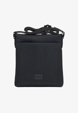 Czarna prostokątna torba na ramię wykonana z teksturowanego materiału, z regulowanym paskiem oraz przednią kieszenią z detalem logo.