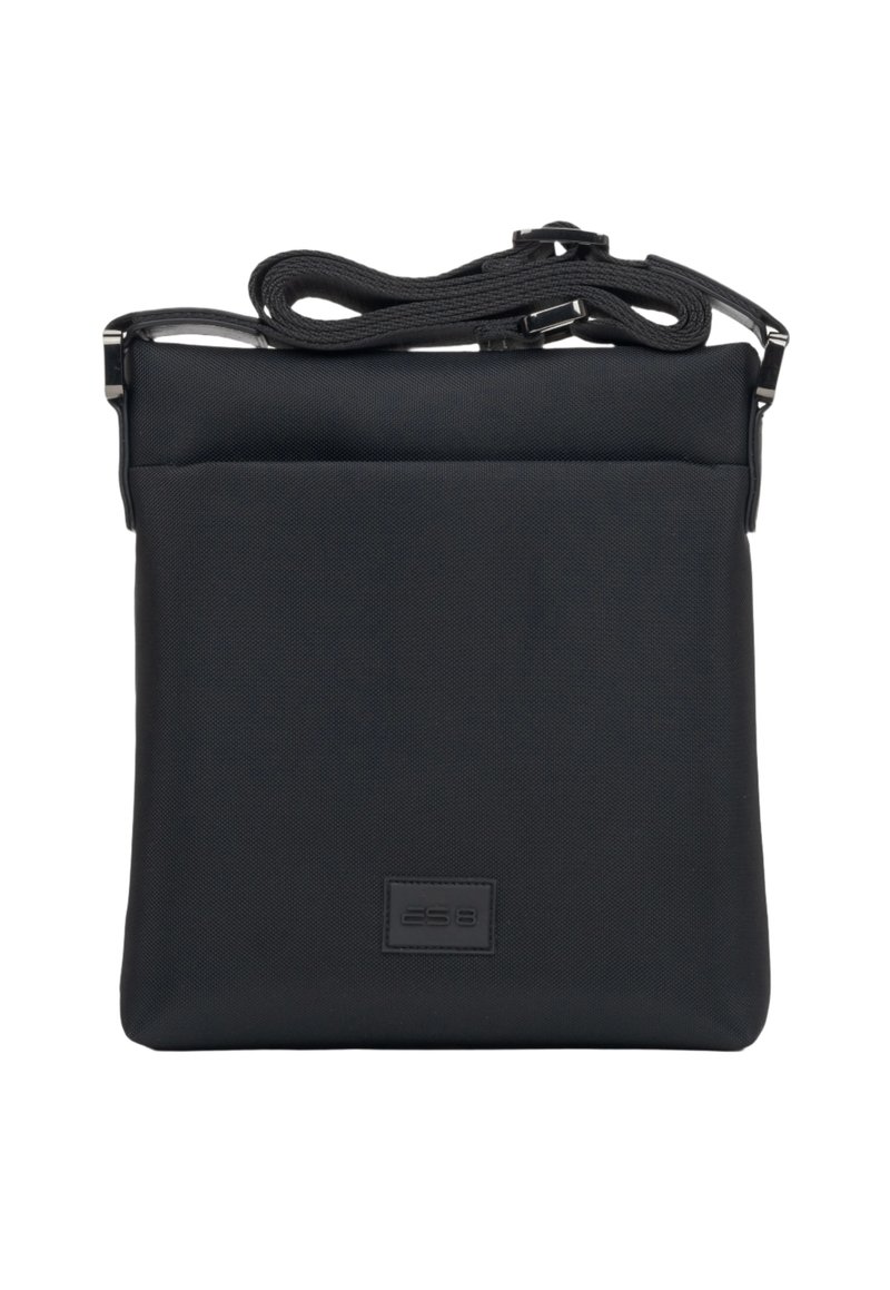 Czarna prostokątna torba na ramię wykonana z teksturowanego materiału, z regulowanym paskiem oraz przednią kieszenią z detalem logo.