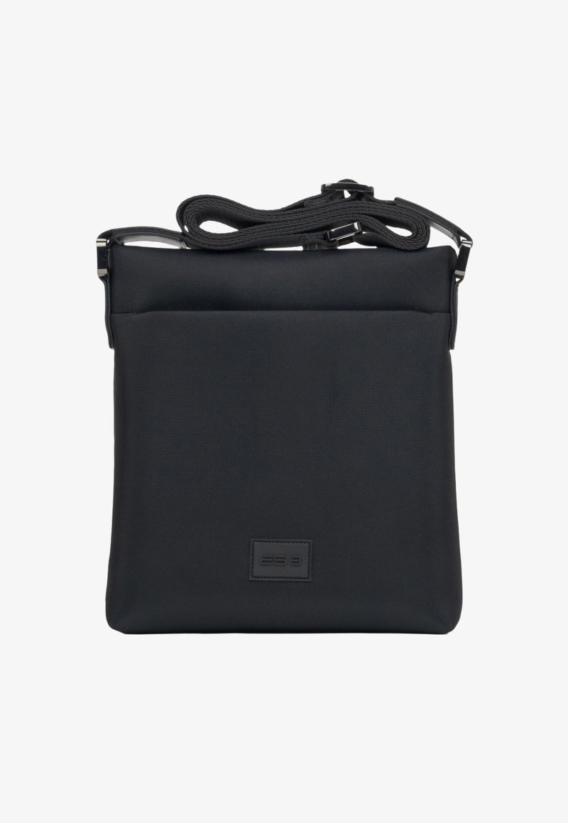 Czarna prostokątna torba na ramię wykonana z teksturowanego materiału, z regulowanym paskiem oraz przednią kieszenią z detalem logo.