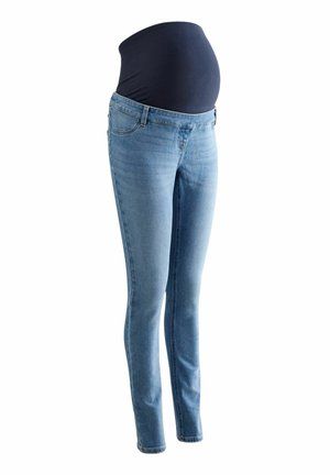 Jeansy ciążowe z jasnoniebieskimi nogawkami z denimu oraz wysokim, rozciągliwym, ciemnoniebieskim paskiem zapewniającym wsparcie brzucha.