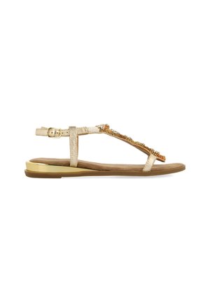 Sandalias planas de color dorado con un diseño de tira de cuentas, parte superior de cuero sintético, hebilla ajustable y una plantilla texturizada en color beige.