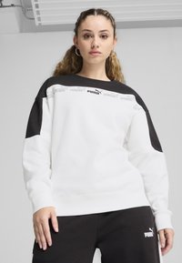 Valge ja must sweatshirt ümmarguse kaelusega, millel on rindkere kohal logodisain ja kontrastsed mustad varrukad. Pehme kangas ja mugav lõige.