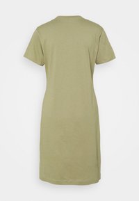 Robe courte olive à manches courtes longueur genou avec un col rond, vue de dos sur fond blanc.