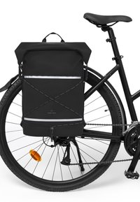 Čierna vodoodolná cyklistická taška s rolovacím uzáverom, reflexnými akcentmi a bungee šnúrkou. Pripojená k čiernemu bicyklu blízko kolesa s oranžovým odrazovým svetlom.