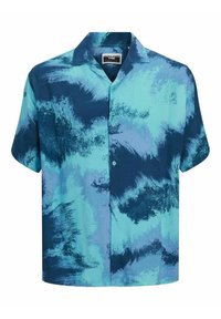 Camisa de manga corta con botones, patrón abstracto de acuarela en azul y verde azulado, y cuello extendido.