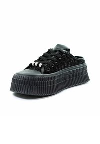 Czarne sneakersy na platformie z fakturową gumową podeszwą, ozdobione cyrkoniami na sznurówkach, z gładkim noskiem i sznurowanym zapięciem.