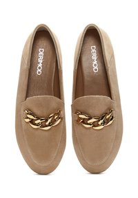 Beige Wildleder-Mokassins mit einer goldenen Kettenakzentierung auf der Oberseite. Das Innenfutter ist mit einem glatten, hellbraunen Material ausgekleidet.