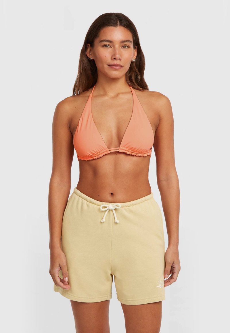 Oranžový látkový halter bikiny top s volánikovými okrajmi v kombinácii s ľahkými žltými šortkami so šnúrkou a malým bielym logom na okraji.
