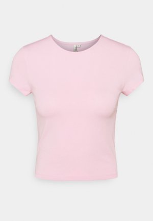 Hellrosa, kurzärmeliges Crop-T-Shirt mit rundem Ausschnitt vor einfarbig hellem Hintergrund.