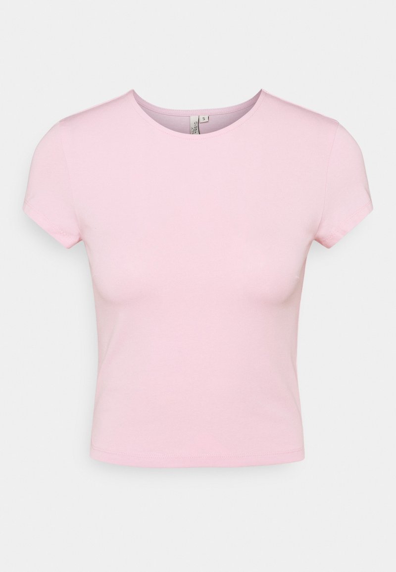 Jasnoróżowy, krótki, skrócony t-shirt z krótkim rękawem i okrągłym dekoltem na jednolitym jasnym tle.