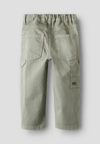 Shorts cargo vert clair, longueur genou, avec ceinture élastique, quatre poches et détails de coutures. Matière en coton, design décontracté.