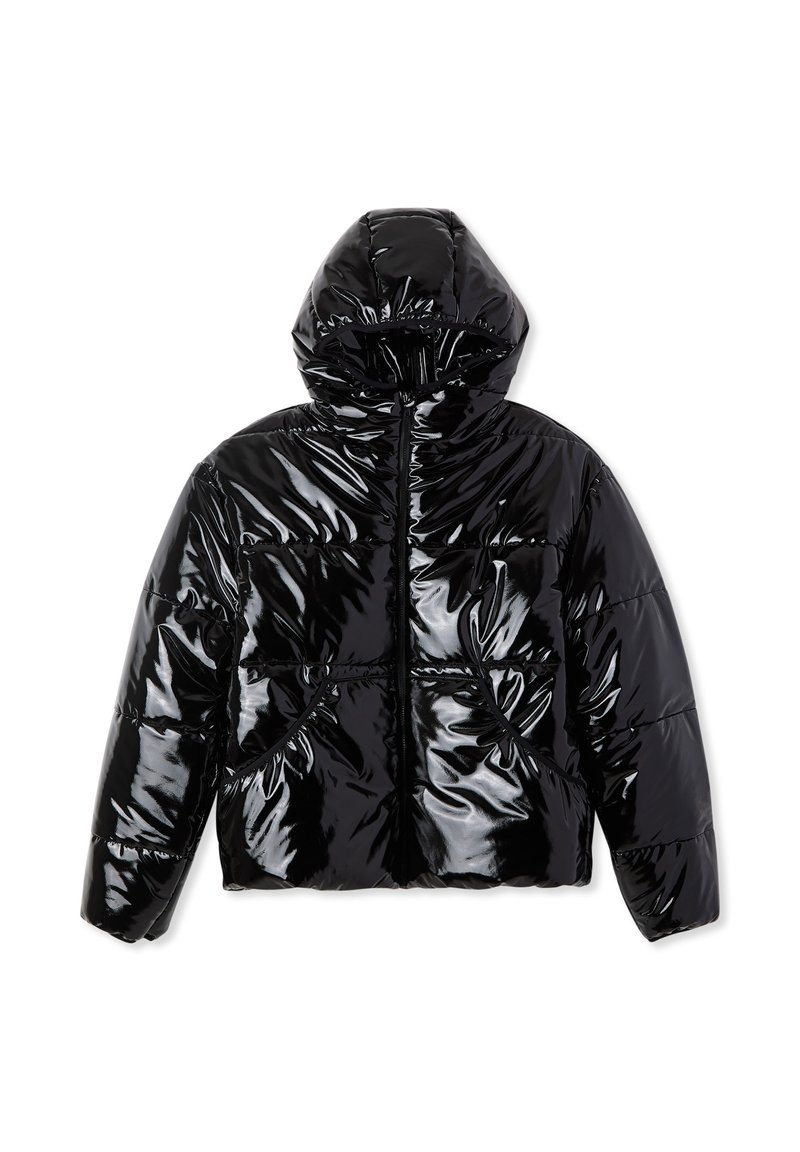 Giacca a vento nera lucida con cappuccio, caratterizzata da grandi sezioni trapuntate e due tasche laterali. Il materiale appare lucido e texturizzato.