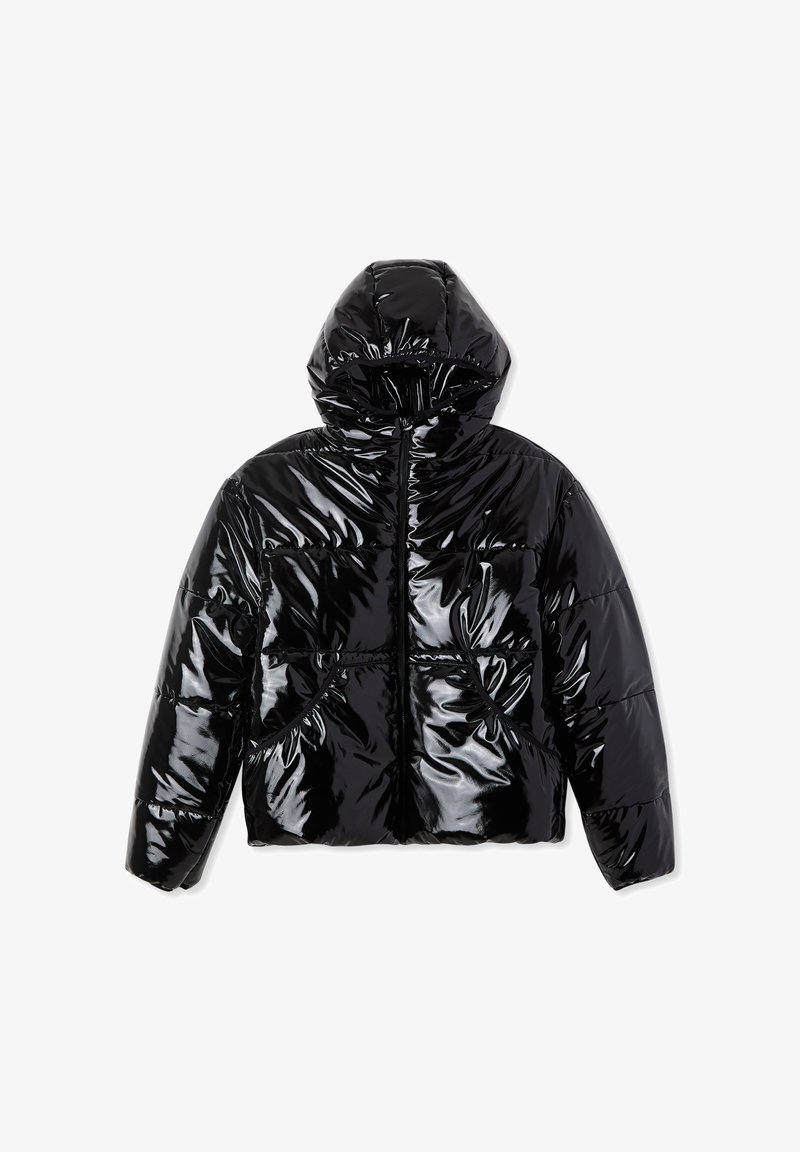 Giacca a vento nera lucida con cappuccio, caratterizzata da grandi sezioni trapuntate e due tasche laterali. Il materiale appare lucido e texturizzato.
