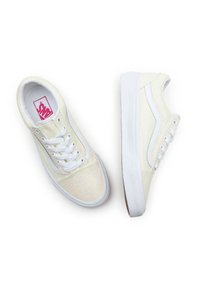 Sneakers bianchi in tela con una finitura lucente, lacci bianchi e accenti laterali, dotate di una suola piatta in gomma e di un'etichetta logo rosa all'interno.