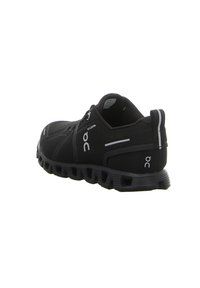 Schwarzer Sportschuh mit strukturiertem Obermaterial, flexibler Sohle und reflektierenden Akzenten. Er verfügt über Schnürsenkel und eine gepolsterte Ferse für Komfort.