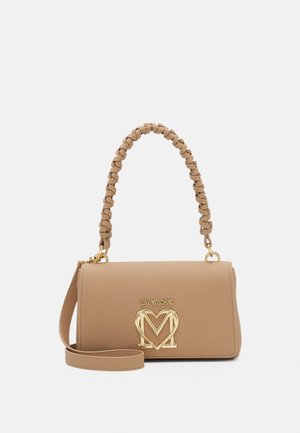 Tan rechthoekige handtas met gevlochten handvat aan de bovenzijde, afneembare schouderriem en gouden Love Moschino-logo op de voorsluiting.