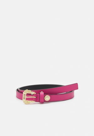 Ceinture en cuir rose avec une boucle dorée décorative et un bouton doré assorti, posée à plat sur un fond blanc.