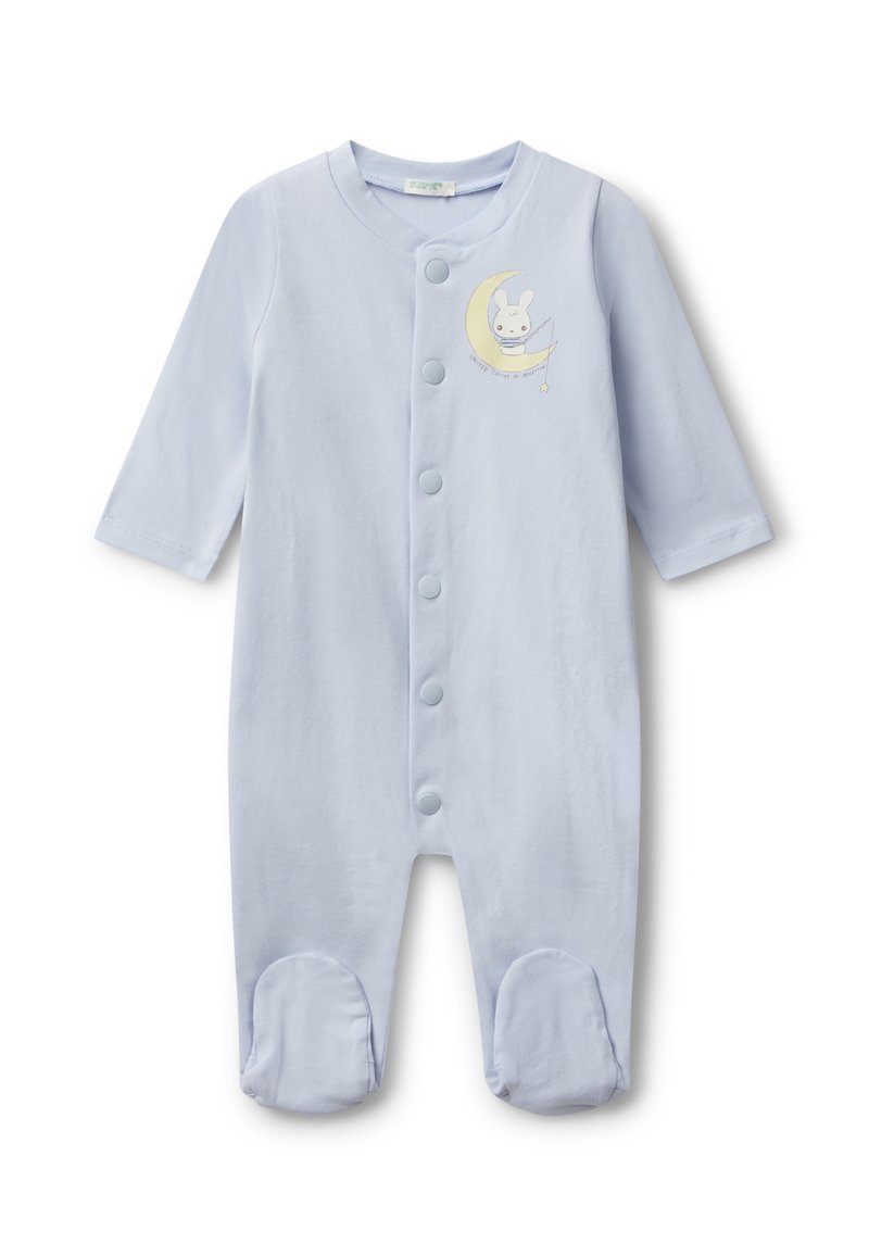 Světle modrý dětský overal vyrobený z jemné bavlny, s dlouhými rukávy, zapínáním na cvoky vpředu a ilustrací králíka s lunárními motivy.