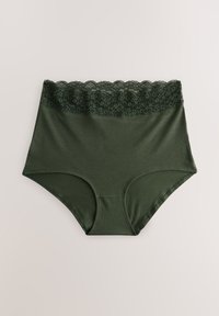 Ropa interior femenina de cintura alta en verde oscuro con una banda ancha de encaje y cobertura trasera completa, colocada plana sobre un fondo neutro.