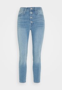 Jeans de denim azul claro con una cintura alta y cierre de cinco botones. Corte ajustado con un acabado ligeramente desgastado y sin patrones distintos.