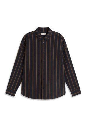 Camisa negra de manga larga con botones, con rayas verticales naranjas y cuello puntiagudo, extendida sobre un fondo blanco.