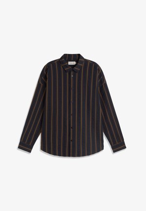 Crna dugih rukava košulja na kopčanje s narančastim okomitim prugama i šiljastim ovratnikom, položena ravno na bijeloj pozadini.