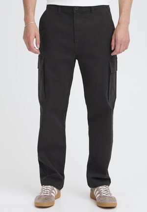 Pantaloni cargo negri din bumbac, cu croială dreaptă, două buzunare laterale și textură netedă. Închidere cu nasture la talie.