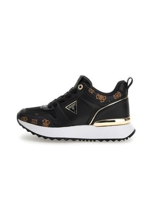 Baskets noires avec accents dorés, en cuir texturé et logos embossés. Elles présentent une semelle intermédiaire blanche et une semelle extérieure noire texturée pour une meilleure traction.