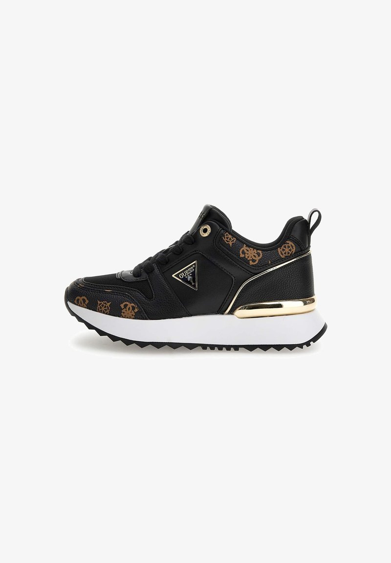 Schwarze Sneakers mit goldenen Akzenten, strukturiertem Leder und geprägten Logos. Sie verfügen über eine weiße Zwischensohle und eine strukturierte schwarze Außensohle für besseren Halt.