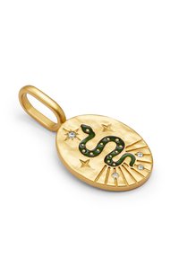 Colgante ovalado de oro con un diseño de serpiente verde y acentos blancos, además de motivos estelares. Superficie texturizada y bucle para sujeción.