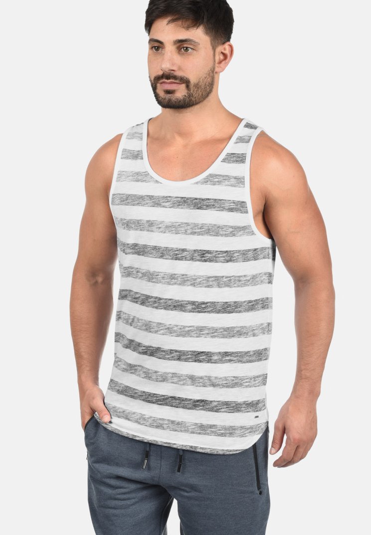 Grå og hvitstripet tanktop, laget av bomull, avslappet passform, brede stropper, rund hals, kombinert med mørkegrå joggebukser, uformell stil.